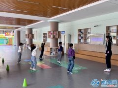 学校走廊上的“AI体锻屏”前传来此起彼伏的欢